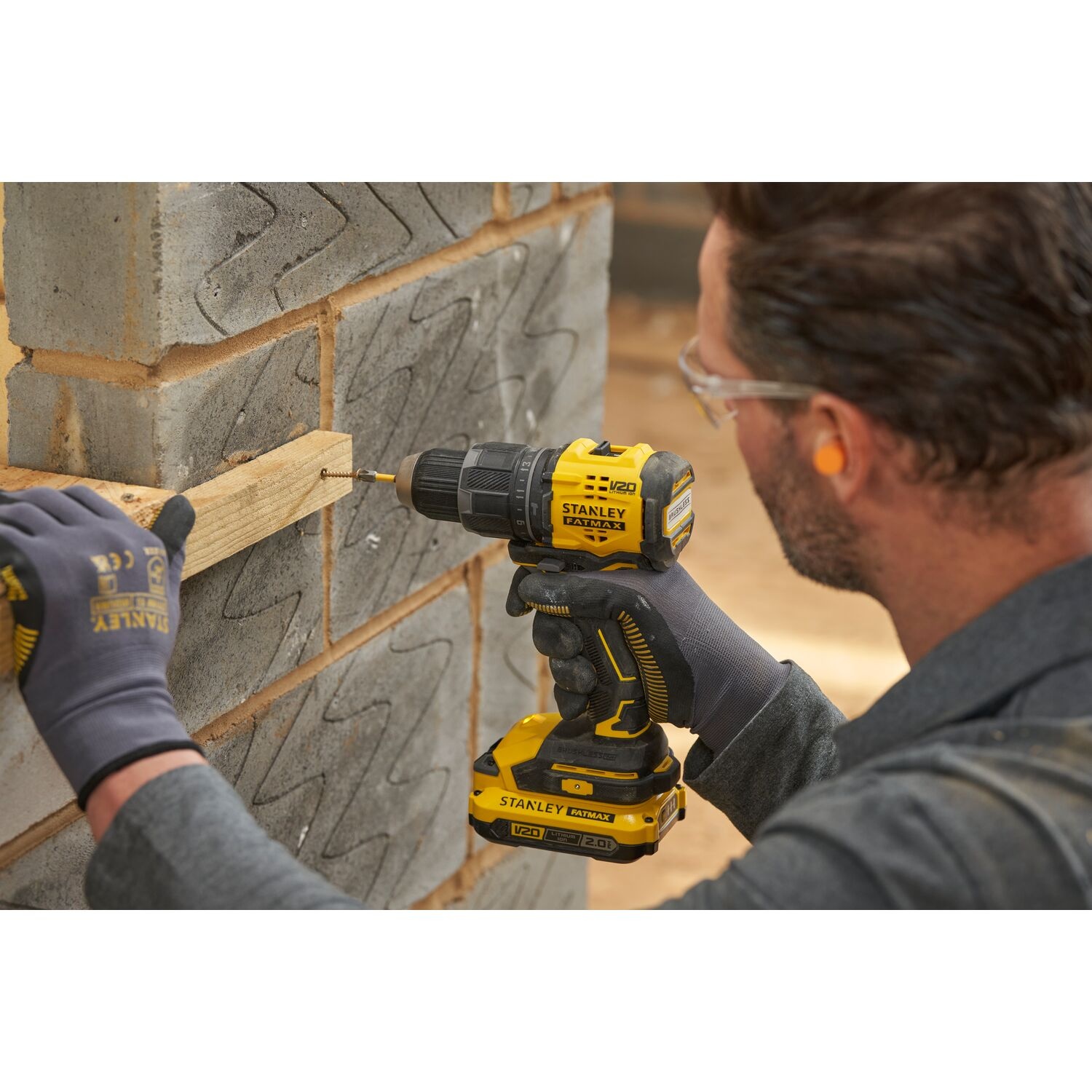 Stanley SFMCD716D2T-QW Accu Klop-Schroefboormachine Kit - Detailed view of the product