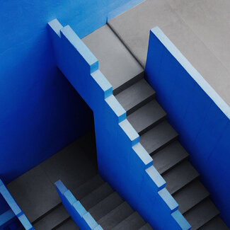 Wandkraft Stairway in cool blue  La Muralla Roja