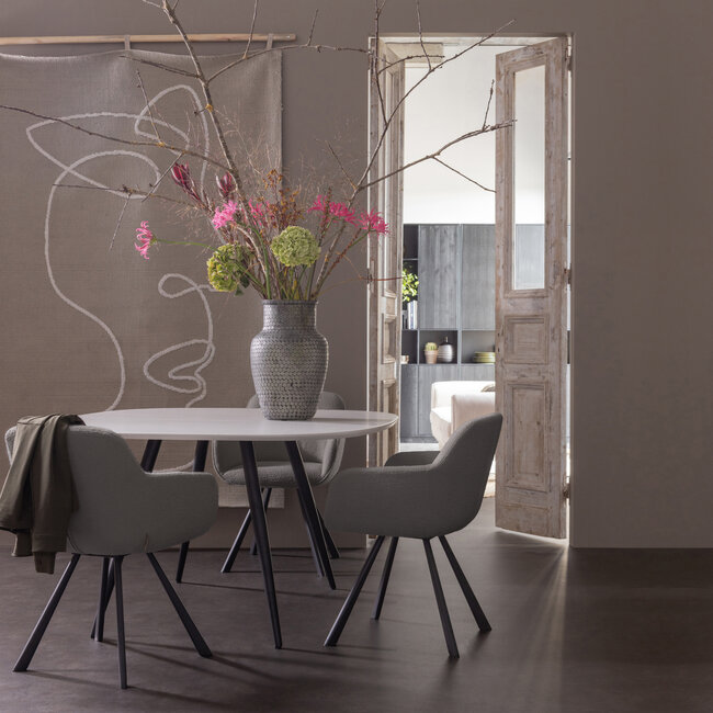 Woood Juno eetkamerstoel bouclé midden grijs showroommodel