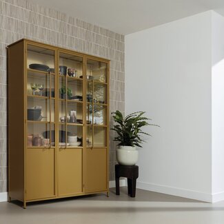 Woood Exhibit vitrinekast XL metaal honinggeel Woood Exhibit vitrinekast XL metaal honinggeel