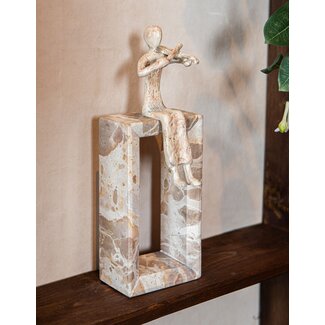 PTMD Ornament Aleria Beige viooldame op marmeren voetstuk
