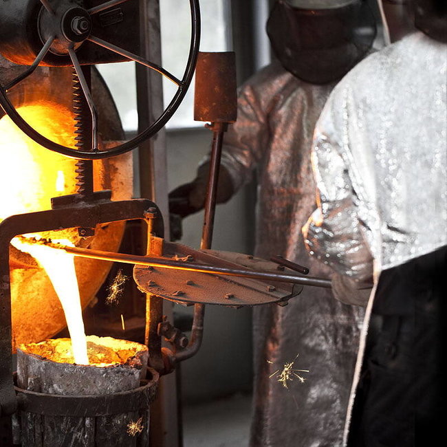 Wandobjekt „Ready to Fly“ – Symbolischer Schmetterling aus Kristall und Stahl (Mats Jonasson)