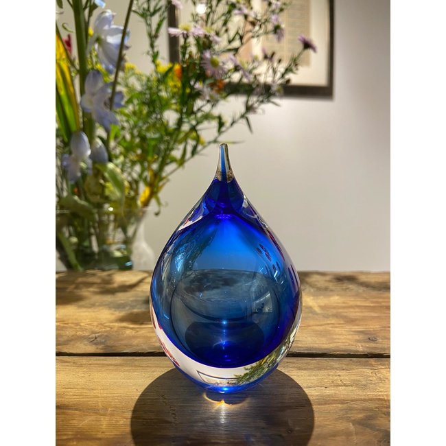 Prachtig blauw gekleurde leerdamse druppel