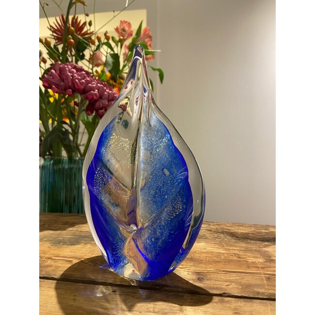 Blatt aus Kristallglas von Lennart Nissmark mit Blattsilber und in den Farben Blau und Weiß