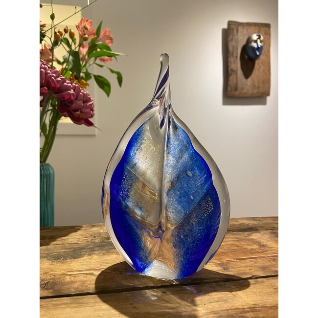 Blatt aus Kristallglas von Lennart Nissmark mit Blattsilber und in den Farben Blau und Weiß