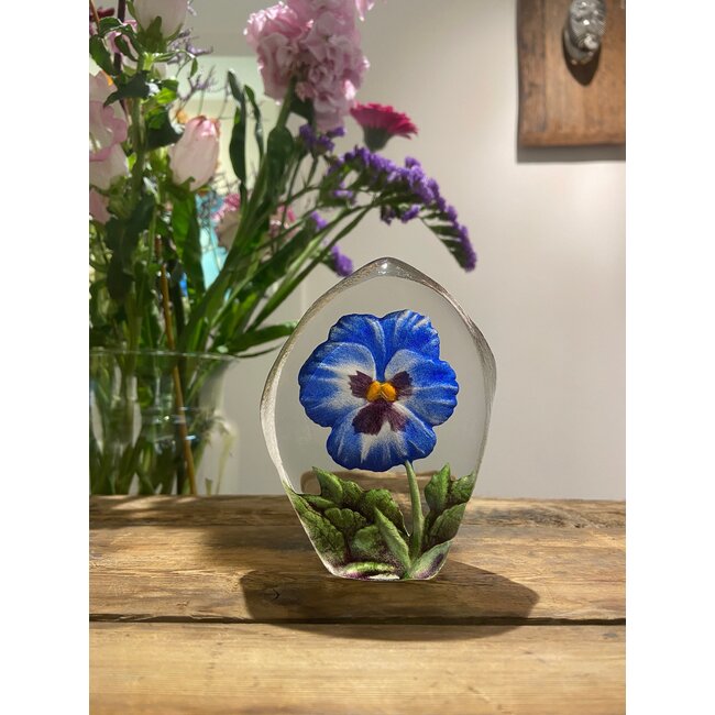 Kristall-Skulptur eines „Stiefmütterchens“ – handgefertigt von Mats Jonasson