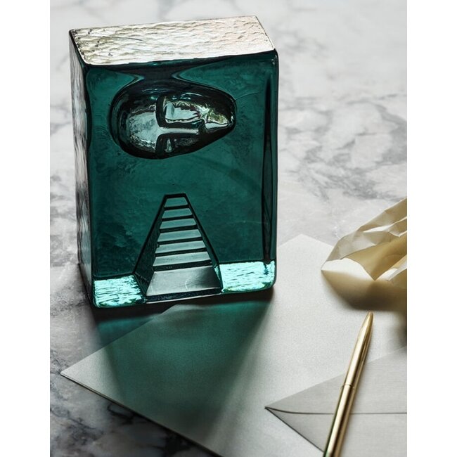 Serica „Azur“ von Kosta Boda – einzigartiges Kristallobjekt mit symbolischem Porträt und Treppe, Entwurf von Bertil Vallien (signiert & limitiert, 15 cm)