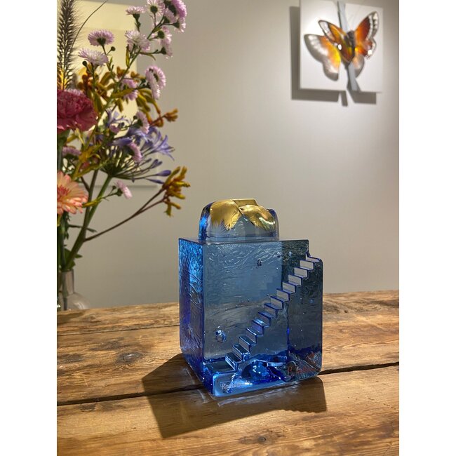 ‘Stairs Man’ Kristallen Kunstobject van Bertil Vallien – Kosta Boda | Trapvorm & Goudkleurig Masker | 11 cm