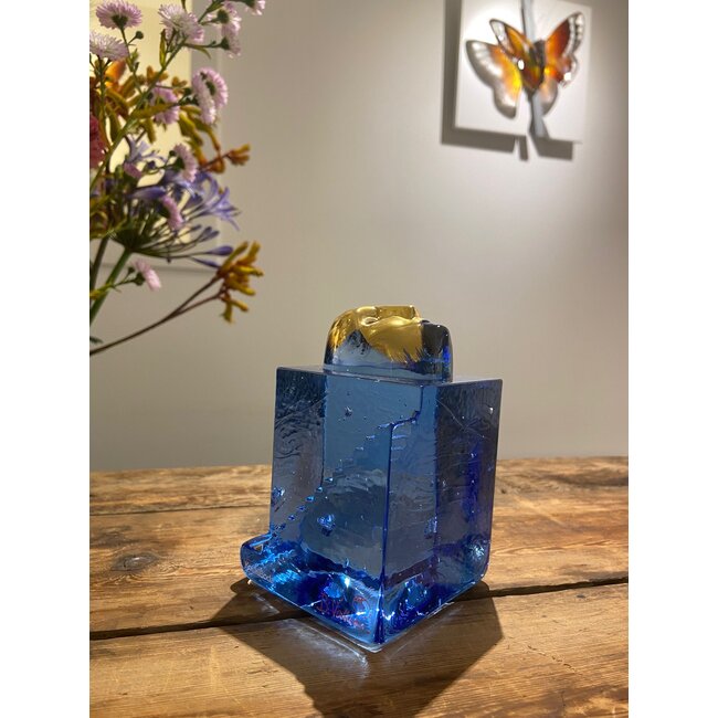 ‘Stairs Man’ Kristallen Kunstobject van Bertil Vallien – Kosta Boda | Trapvorm & Goudkleurig Masker | 11 cm