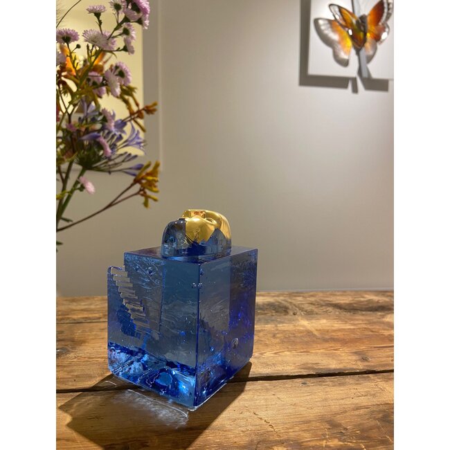 ‘Stairs Man’ Kristallen Kunstobject van Bertil Vallien – Kosta Boda | Trapvorm & Goudkleurig Masker | 11 cm