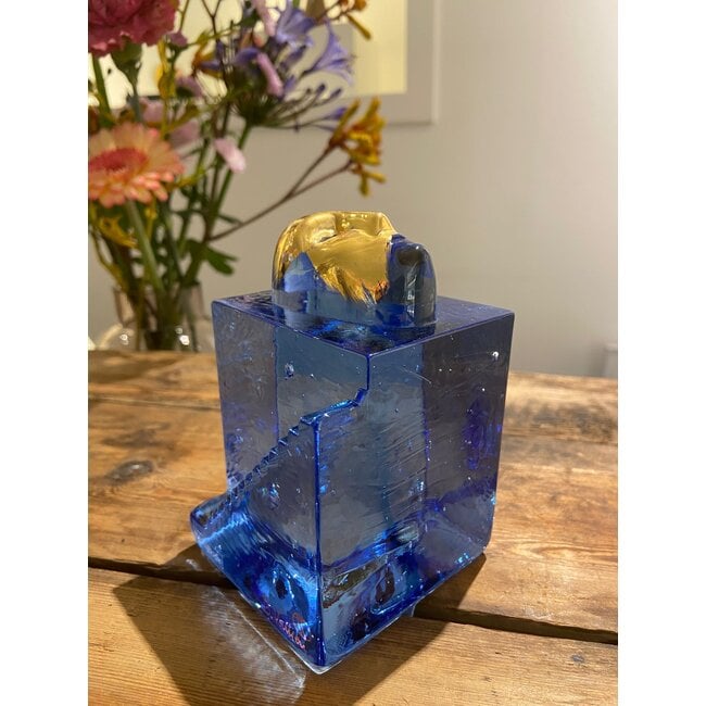 „Stairs Man“ – Kristallkunstobjekt von Bertil Vallien – Kosta Boda | Treppenform & goldfarbene Maske | 11 cm