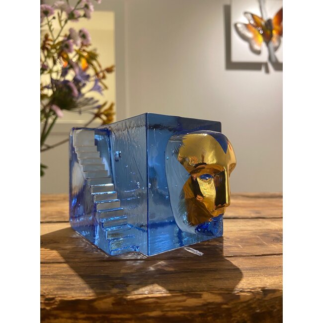 „Stairs Man“ – Kristallkunstobjekt von Bertil Vallien – Kosta Boda | Treppenform & goldfarbene Maske | 11 cm
