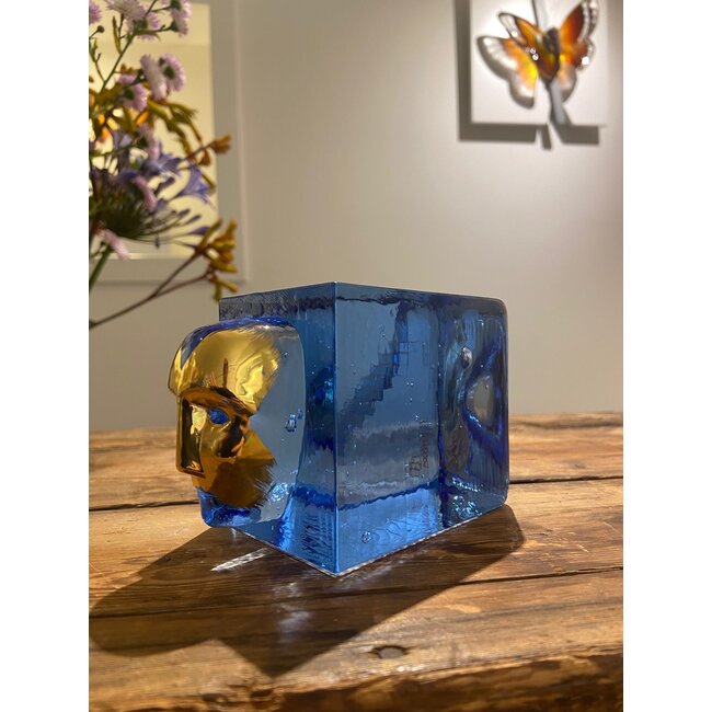 „Stairs Man“ – Kristallkunstobjekt von Bertil Vallien – Kosta Boda | Treppenform & goldfarbene Maske | 11 cm