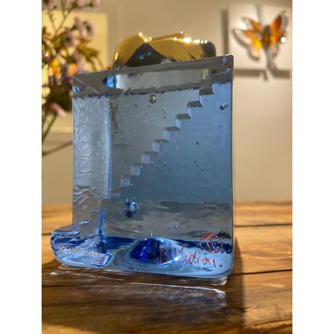 ‘Stairs Man’ Kristallen Kunstobject van Bertil Vallien – Kosta Boda | Trapvorm & Goudkleurig Masker | 11 cm