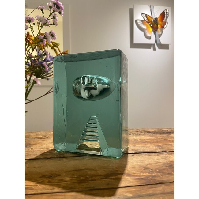 Serica „Azur“ von Kosta Boda – einzigartiges Kristallobjekt mit symbolischem Porträt und Treppe, Entwurf von Bertil Vallien (signiert & limitiert, 15 cm)