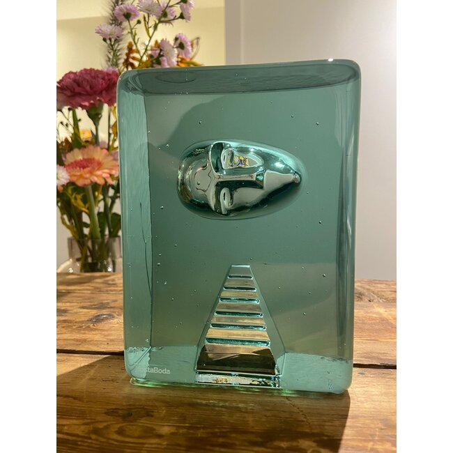 Serica „Azur“ von Kosta Boda – einzigartiges Kristallobjekt mit symbolischem Porträt und Treppe, Entwurf von Bertil Vallien (signiert & limitiert, 15 cm)