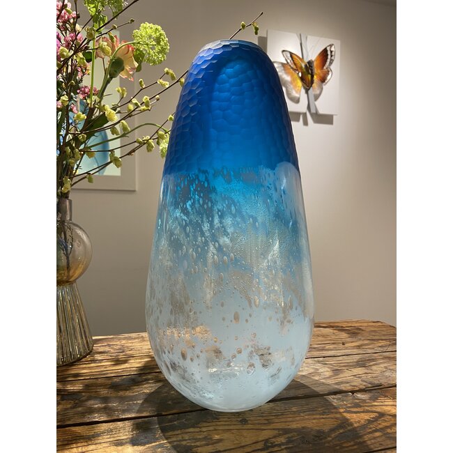 „Frozen Wave“ – exklusive mundgeblasene Glasvase mit besonderem Schliff