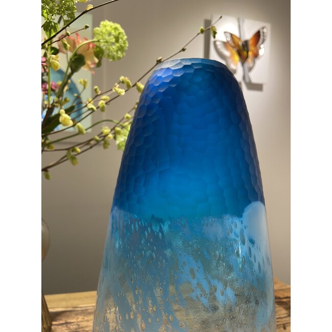 „Frozen Wave“ – exklusive mundgeblasene Glasvase mit besonderem Schliff
