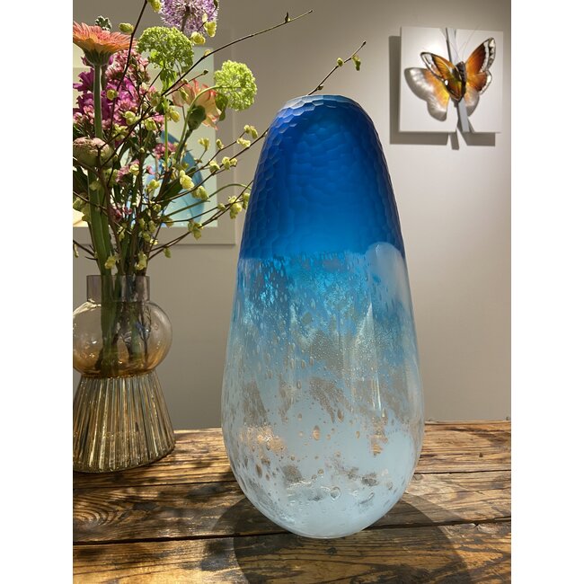 „Frozen Wave“ – exklusive mundgeblasene Glasvase mit besonderem Schliff