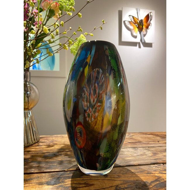 Een explosie van kleur op een diepe, elegante basis