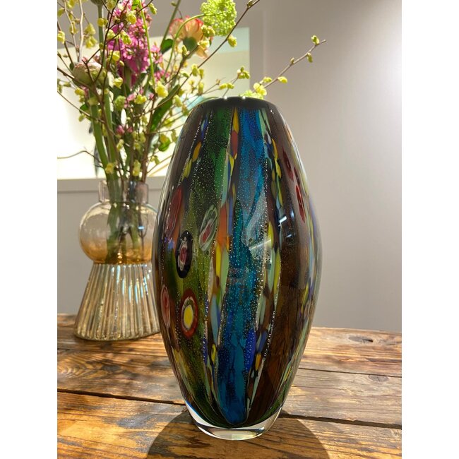 Een explosie van kleur op een diepe, elegante basis