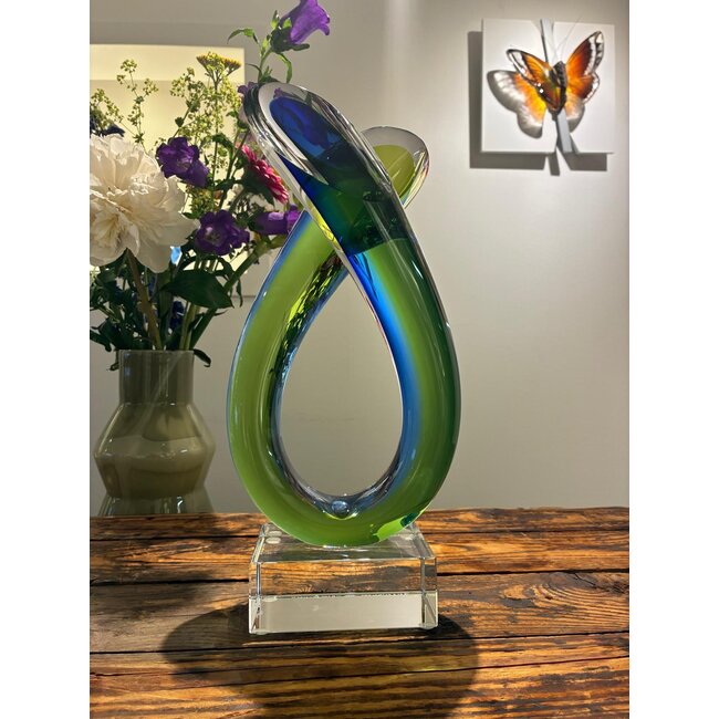 „Tragkraft” – Ein blau-grünes Glaskunst-Objekt in gebogener Form, als Ode an die innere Stärke.