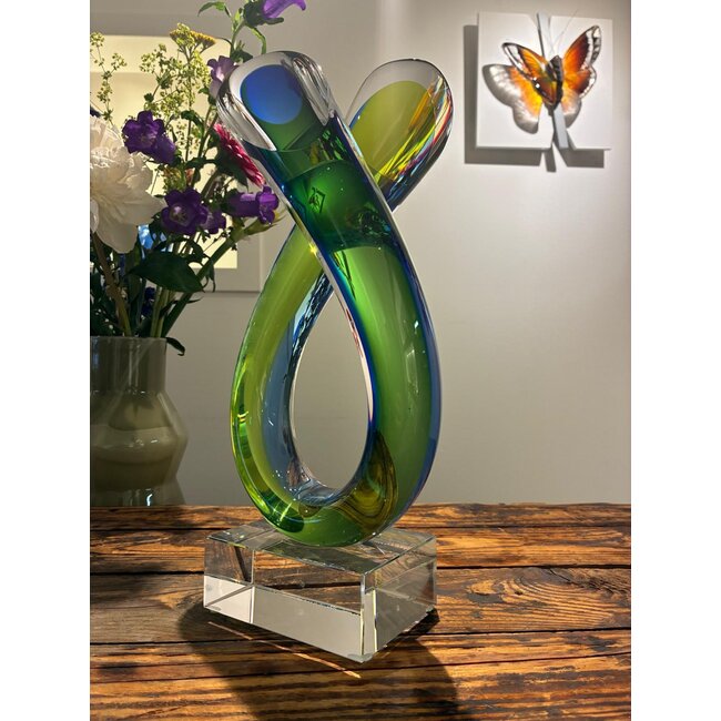 Draagkracht – Glazen kunstobject in blauw en groen, gebogen vorm als ode aan innerlijke kracht