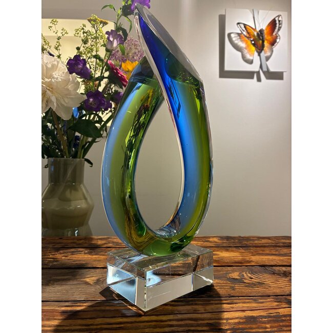 Draagkracht – Glazen kunstobject in blauw en groen, gebogen vorm als ode aan innerlijke kracht