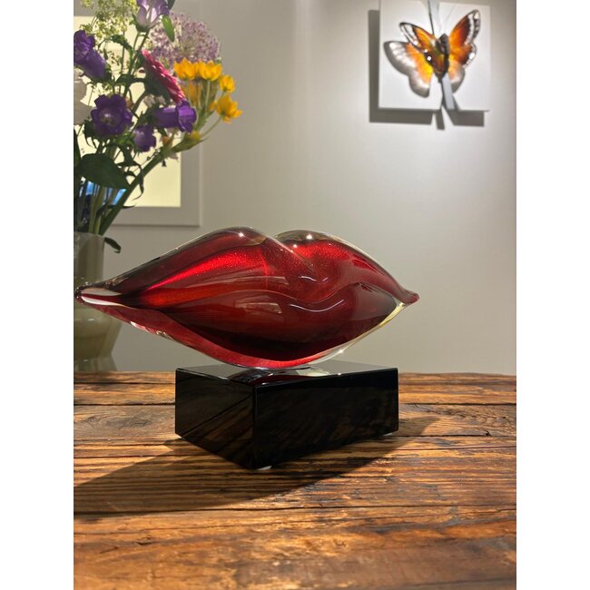 „Flame of Love“ – ein künstlerisches Glaskunstwerk aus rotem Kristall. Eine Hommage an Romantik und Leidenschaft.
