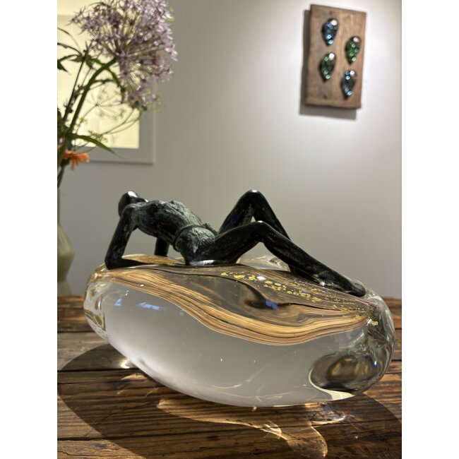 „Fülle“ – symbolisches Kunstwerk aus Bronze, Glas und Blattgold