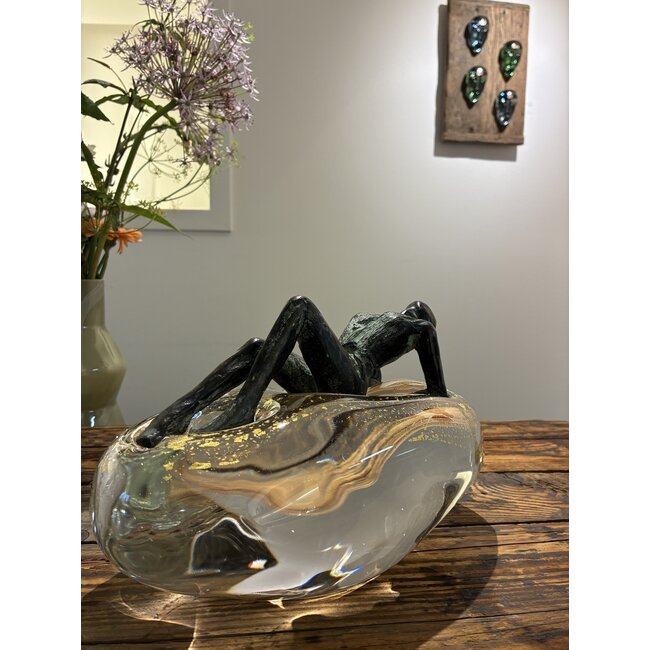 „Fülle“ – symbolisches Kunstwerk aus Bronze, Glas und Blattgold