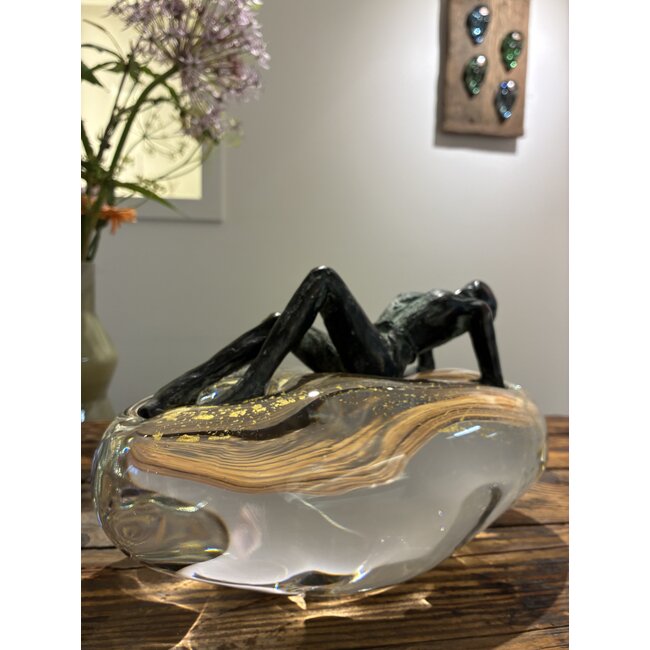 „Fülle“ – symbolisches Kunstwerk aus Bronze, Glas und Blattgold