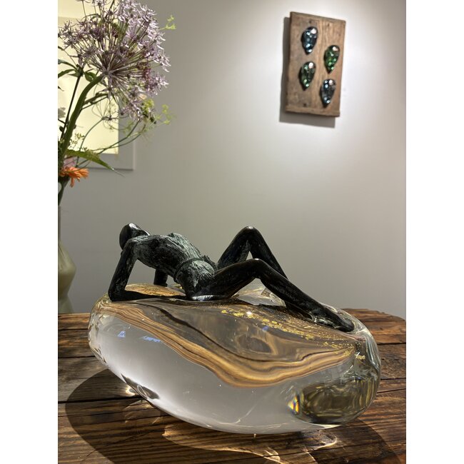 Overvloed – Symbolisch kunstwerk in brons, glas en bladgoud