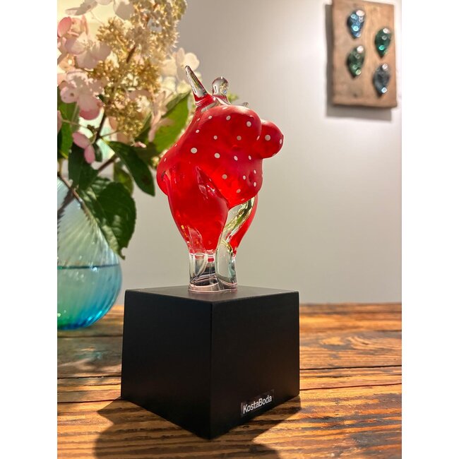 Kosta Boda „Happy Dip Red” – Kristallobjekt von Kjell Engman, limitiert
