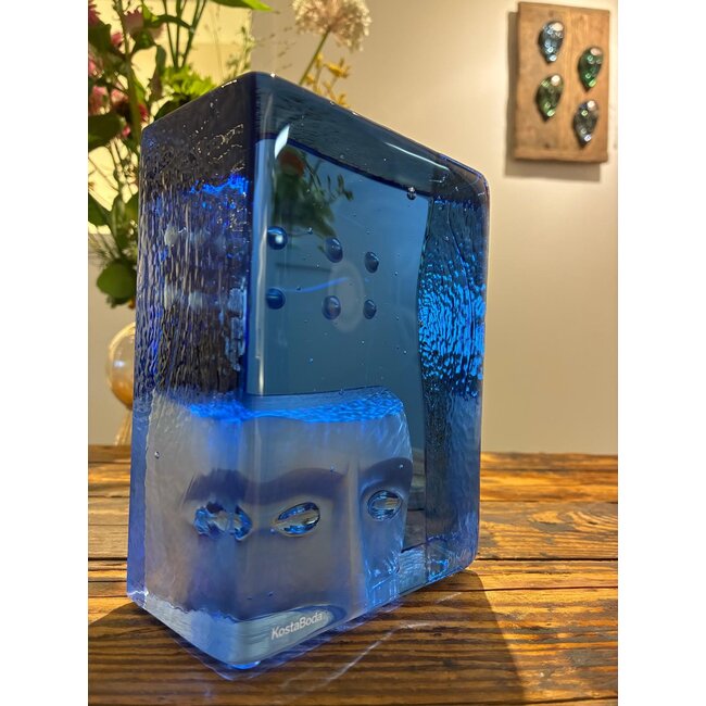 Kosta Boda, Bertil Vallien: „Azur Think“ – exklusives, handgefertigtes Kristallkunst-Objekt in tiefblau, limitierte Auflage.