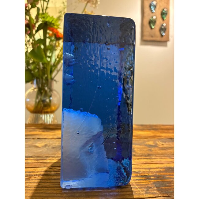 Kosta Boda Bertil Vallien Azur Think – Handgemaakt Zweeds kristallen unstobject in diepblauwe, Gelimiteerde oplage