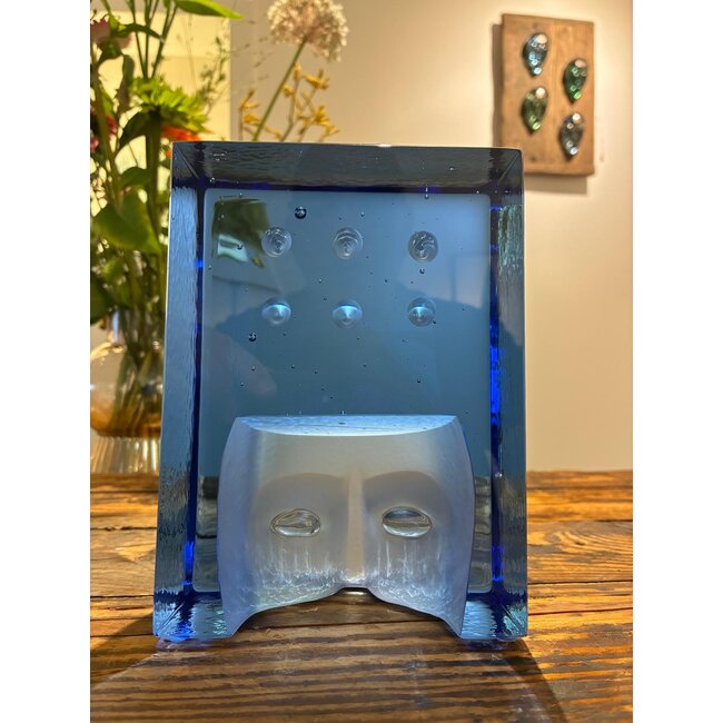 Kosta Boda Bertil Vallien Azur Think – Handgemaakt Zweeds kristallen unstobject in diepblauwe, Gelimiteerde oplage