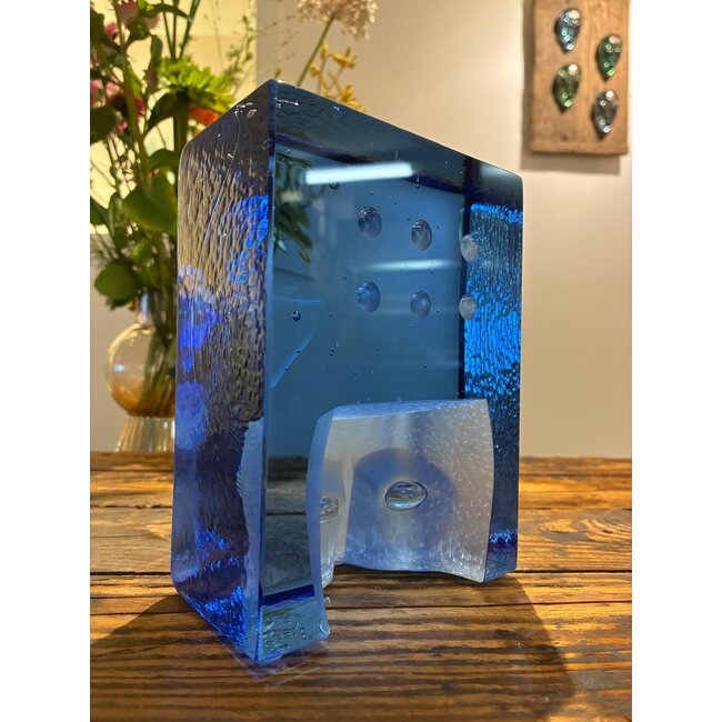 Kosta Boda, Bertil Vallien: „Azur Think“ – exklusives, handgefertigtes Kristallkunst-Objekt in tiefblau, limitierte Auflage.