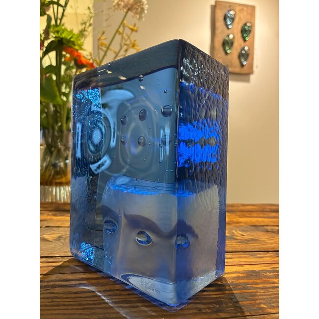 Kosta Boda Bertil Vallien Azur Think – Handgemaakt Zweeds kristallen unstobject in diepblauwe, Gelimiteerde oplage