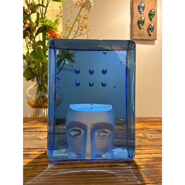 Kosta Boda Bertil Vallien Azur Think – Handgemaakt Zweeds kristallen unstobject in diepblauwe, Gelimiteerde oplage