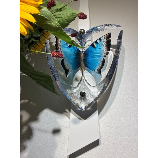 "Flügel aus Licht", eingefangen in Kristall – handgefertigter blauer Schmetterling | Glaskunst von Mats Jonasson