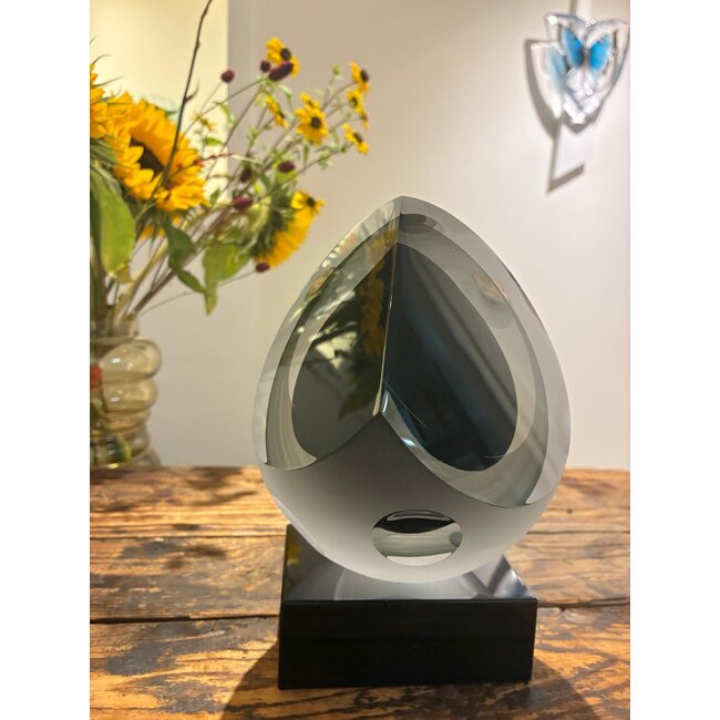 „Reflexion in Stille” – handgeschliffener Kristall auf Marmor, eine Hommage an Licht und Ausgewogenheit