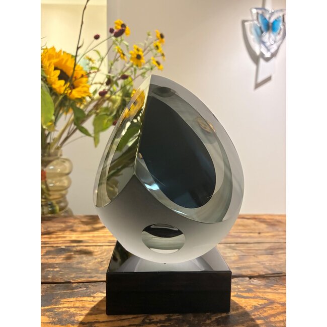 Reflectie in stilte – Handgeslepen kristal op marmer, een ode aan licht en balans