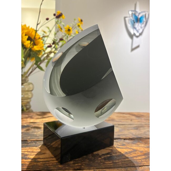 „Reflexion in Stille” – handgeschliffener Kristall auf Marmor, eine Hommage an Licht und Ausgewogenheit