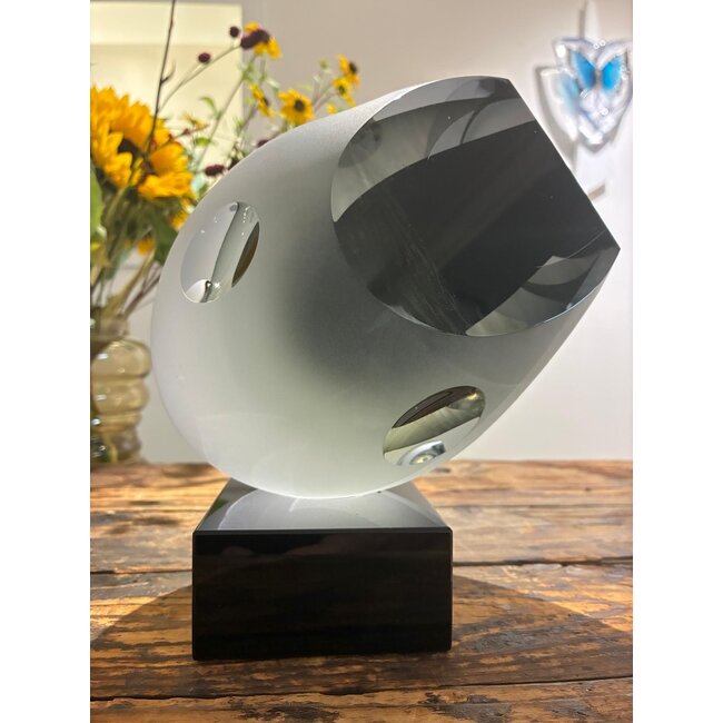 „Reflexion in Stille” – handgeschliffener Kristall auf Marmor, eine Hommage an Licht und Ausgewogenheit