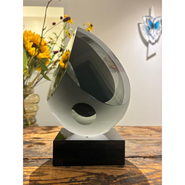 „Reflexion in Stille” – handgeschliffener Kristall auf Marmor, eine Hommage an Licht und Ausgewogenheit