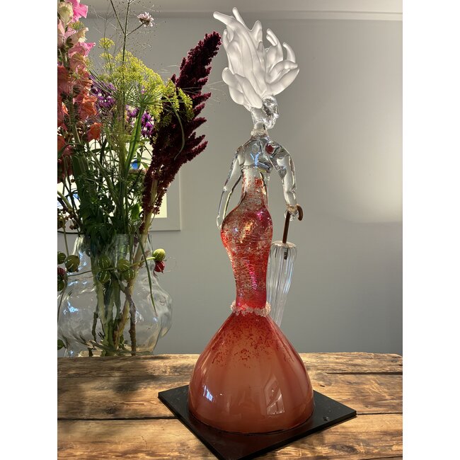 Kjell Engman – De dame in rode jurk met paraplu Kosta Boda