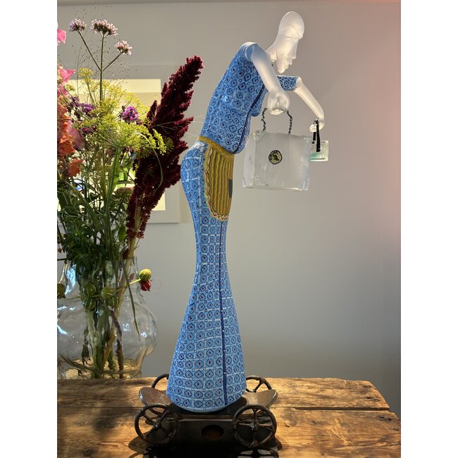 Kjell Engman – „Dame mit Koffern” – Einzigartige handgefertigte Skulptur von Kosta Boda in leuchtendem Blau mit gelben Akzenten