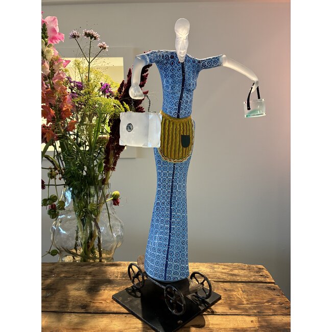 Kjell Engman – „Dame mit Koffern” – Einzigartige handgefertigte Skulptur von Kosta Boda in leuchtendem Blau mit gelben Akzenten