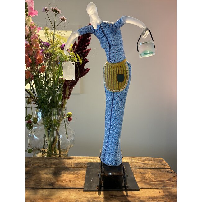 Kjell Engman – „Dame mit Koffern” – Einzigartige handgefertigte Skulptur von Kosta Boda in leuchtendem Blau mit gelben Akzenten